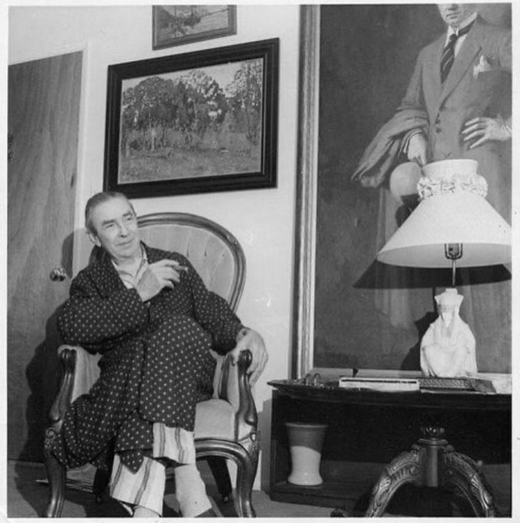 HorrorHammer1's tweet photo. Bela Lugosi at home in 1956 https://t.co/bMsrAnjxsx