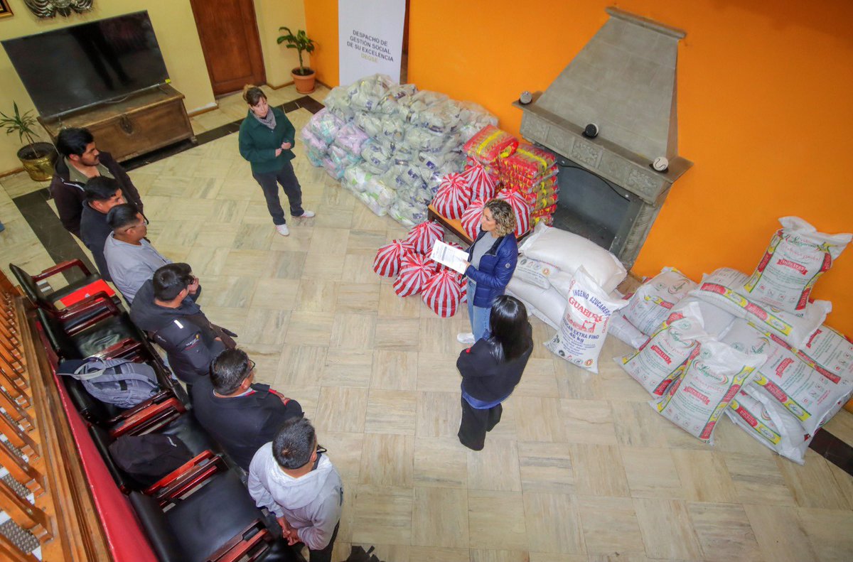 bibibol_'s tweet photo. Hoy me encantó recibir en la Oficina de Gestión Social a los dirigentes de la FEJUVE Norte de El Alto. Hicimos la entrega de 1,2 toneladas de alimentos para las familias que más lo necesitan. 

Quiero agradecer a las diferentes organizaciones que hicieron posible esta entrega. ¡Hoy comienza una relación de trabajo y compromiso a largo plazo con la FEJUVE Norte!

En tiempos difíciles, la solidaridad no puede detenerse. Miles de familias enfrentan las consecuencias del desabastecimiento y los bloqueos. Junto a Gestión Social, seguimos trabajando para que la ayuda llegue donde más se necesita. 🇧🇴❤️