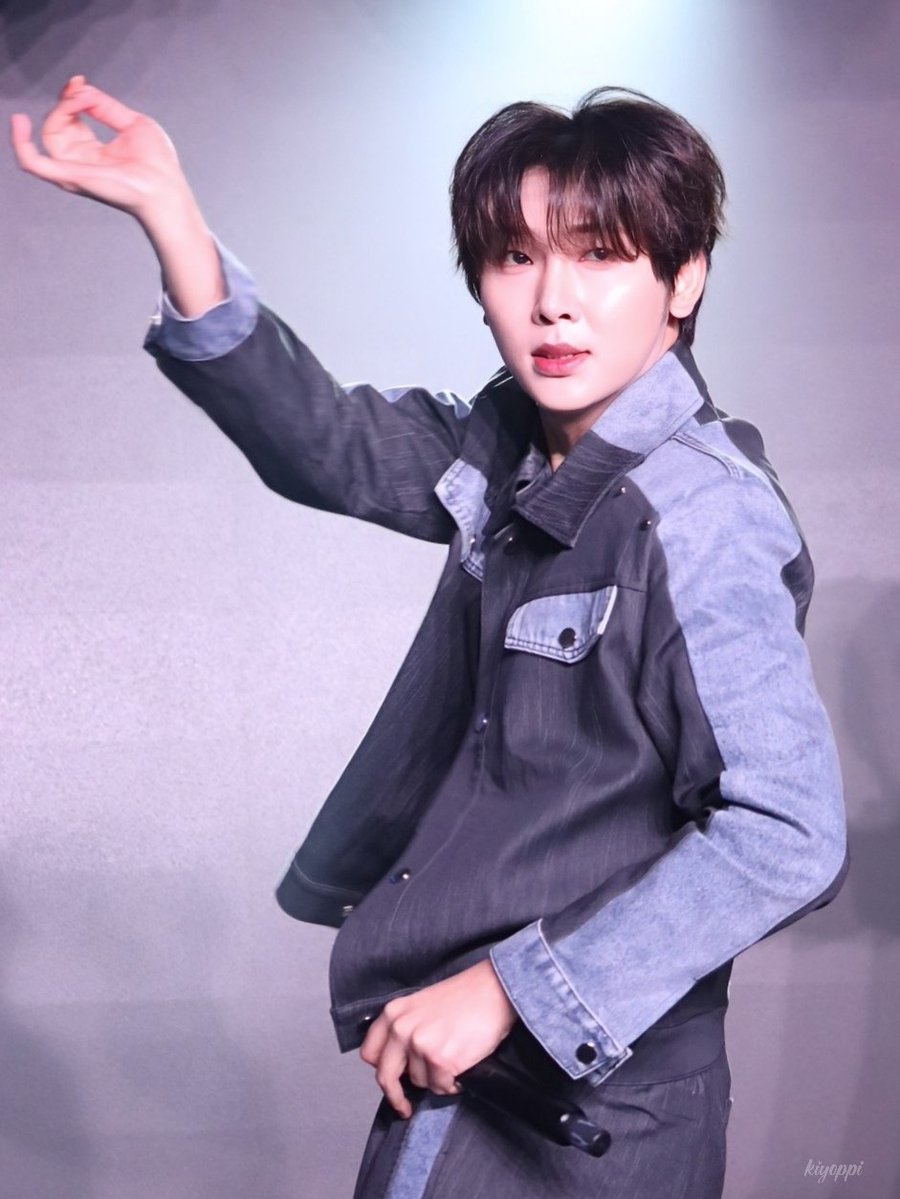 K1414U's tweet photo. 260429 1부 Paradise📸🩵③
3rd MINI ALBUM JAPAN RELEASE EVENT "IN ELIXIR: SPELL BOUND" 
이 비주얼, 이 각도, 이 손끝 엣지까지 무대 천재가 따로 없는 우리 효니 최고다 증말💖✨
#WAKER #웨이커 #ウェイカー
#현이 #혀니  #효니 #ヒョニ 
@WAKER_official @WAKER_JP @real_hyeon94 https://t.co/JLxvoepSIh