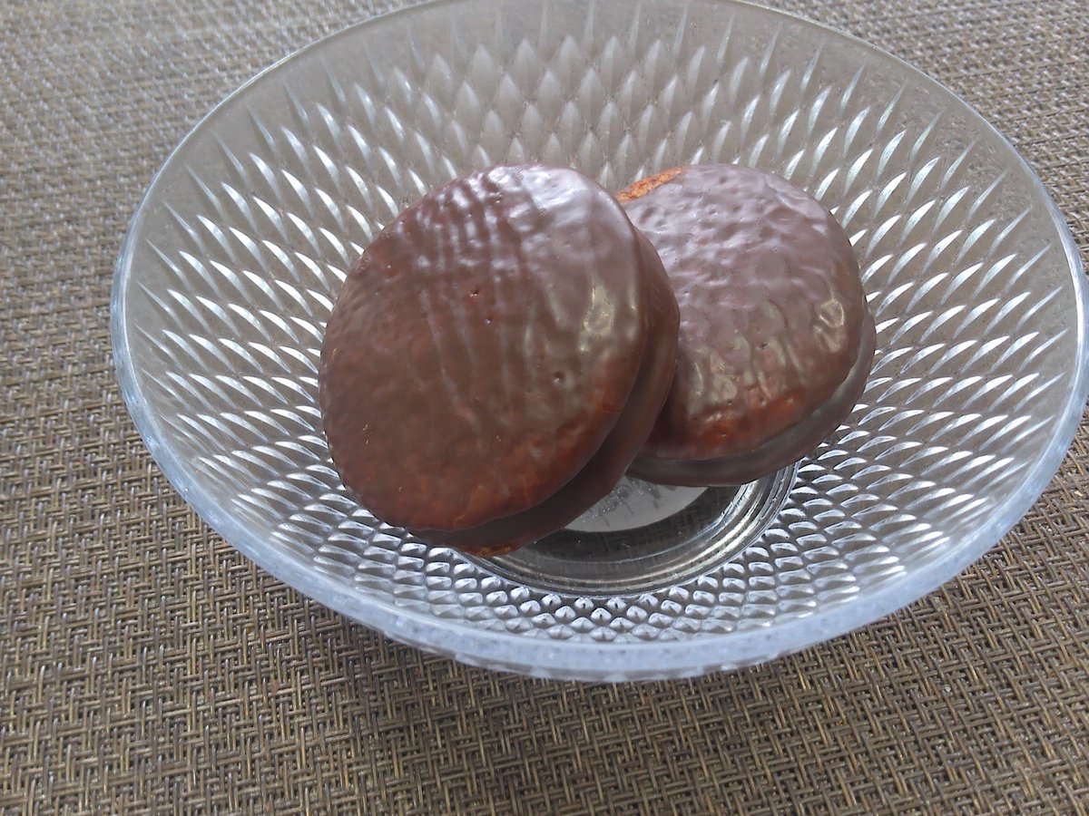 mic_michie's tweet photo. 近所にある
ファミリーマートで
ロッテのチョコパイ
買ってきました。 https://t.co/a2KlXNLIOZ