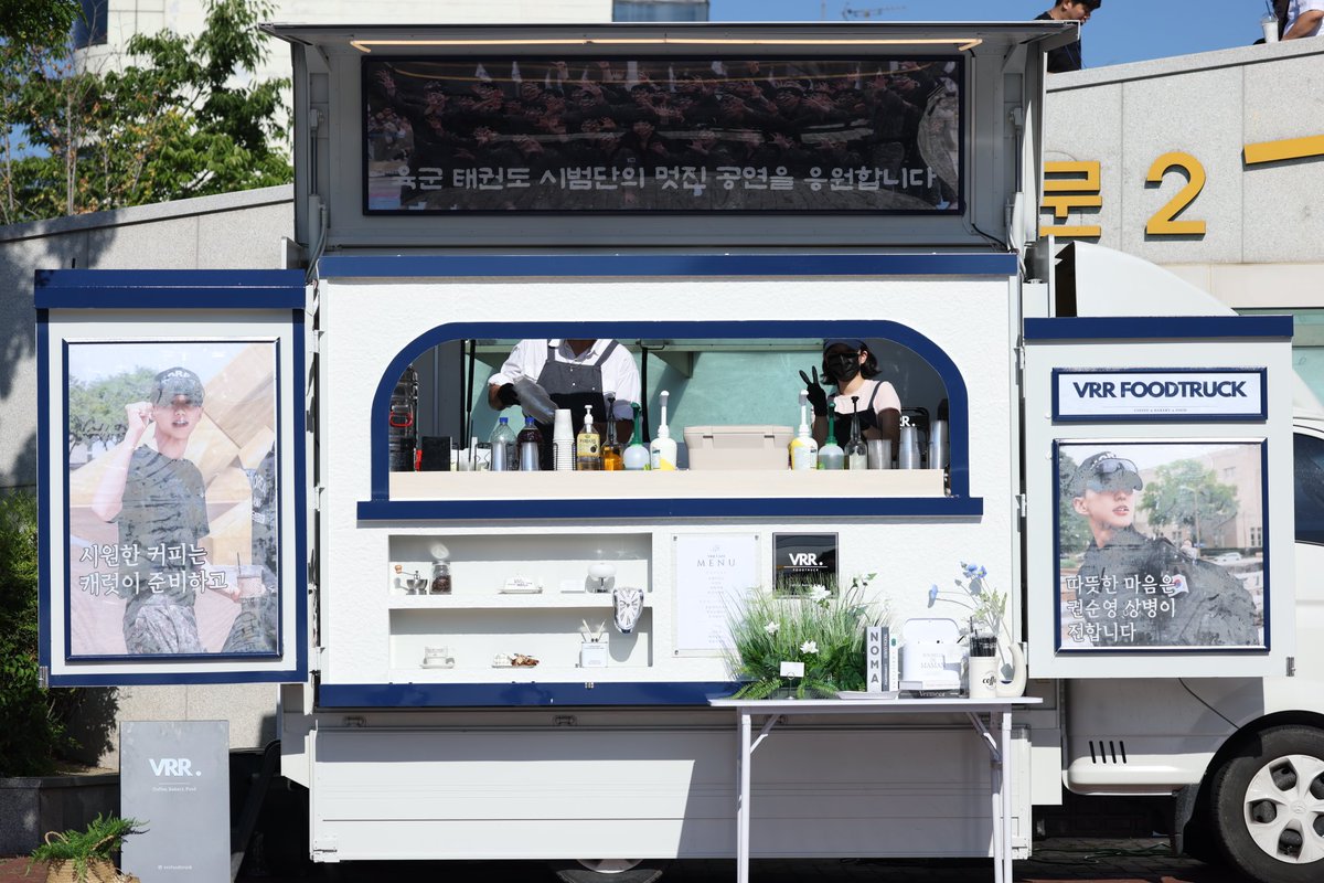Soraka0917's tweet photo. 대구 태권도 공연 보러 오신 호시 팬분들! 주차장에서 무료 음료 나눔 진행합니다☕️ @aaaaab_z 여러분을 위해 준비했으니 편하게 들러서 받아가세요! https://t.co/ZgRD0L4LTo