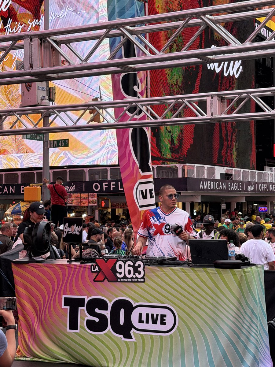 TimesSquareNYC's tweet photo. Having the time of our lives at #TSQLive! 🎶💃🕺🪩 Summer Friday concert with Jessieka  and Radio DJ Lobo @DJLOBO ❤️and a surprise Pop-Up with Charlie Cruz @CharlieCruz 🌟 https://t.co/qCj4KrF6WG 

#TSQLive #NYC #TimesSquare #NYCEvents #NYCFreeEvents https://t.co/wgYHa9RmdU