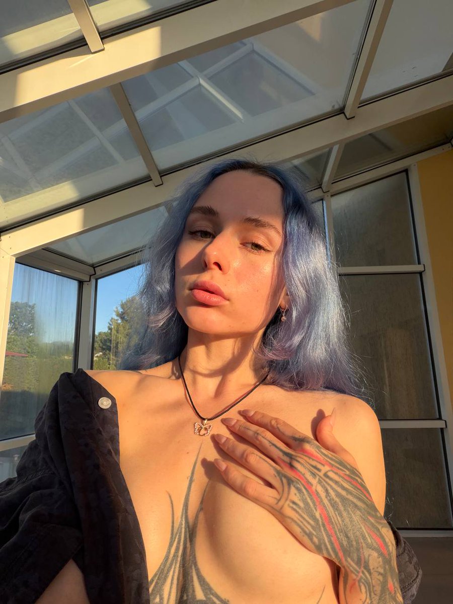 7IkZz2syVCuxJl1's tweet photo. I’m catching the rays of the summer sun😍

https://t.co/4yoK5Jvir3

#OnlyFansPromo #ToplessModel #Tattoos #NSFW #Lewd #PlayboyTattoo https://t.co/OQKTy6LT2r