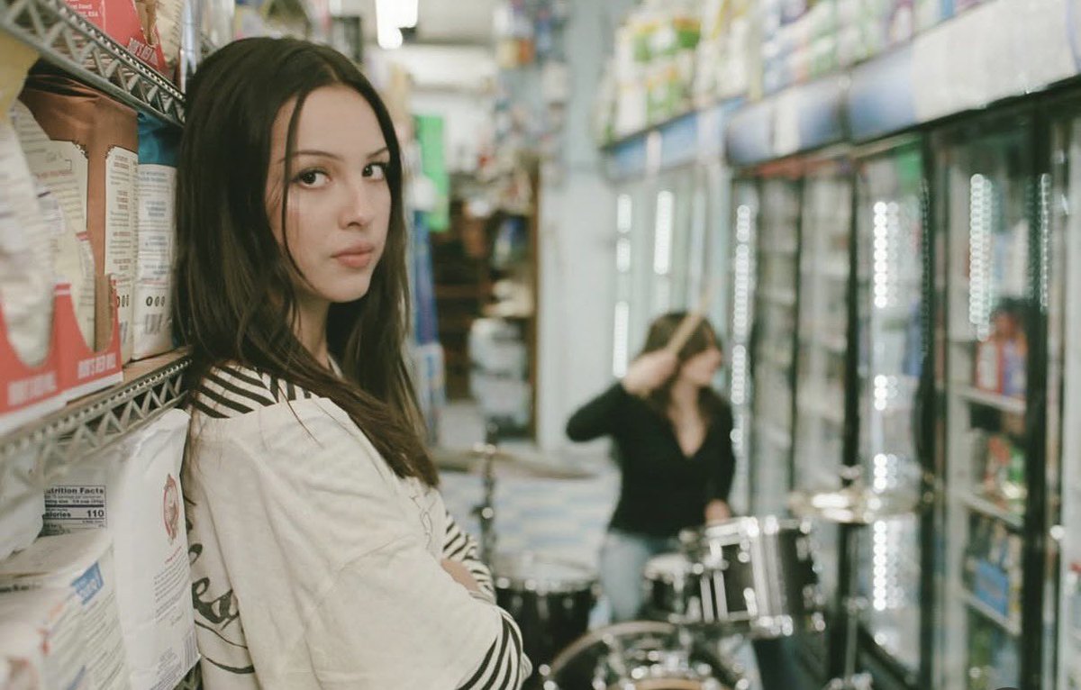 traitolivia's tweet photo. te amo mv de stupid song https://t.co/8PFqXs1pZs