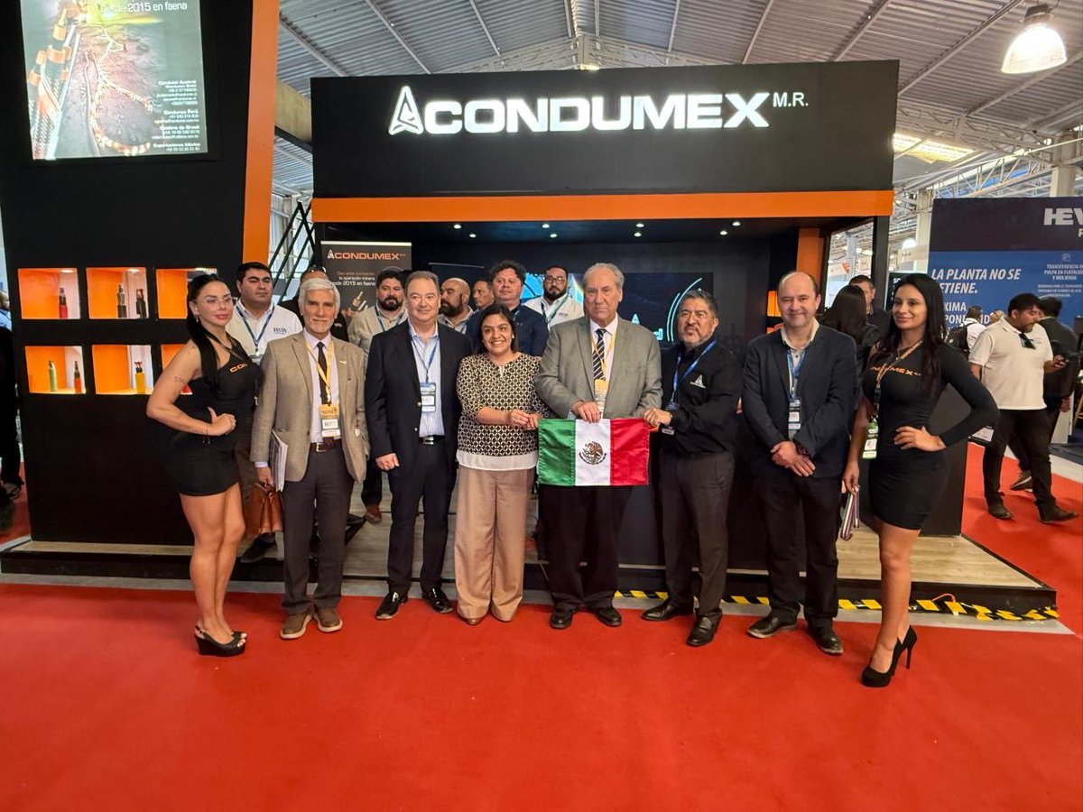 LauMorenoRodri's tweet photo. ⭕️ Agradecemos la invitación a EXPONOR 2026. Me enorgullece como embajadora inaugurar el stand de Condumex con su Gte. Gral. Exportaciones, Roberto Tena; Marko Razmilic (Pdte. AIA) y Fernando Cortez (Gte. Gral. AIA). 
Construimos sólidos puentes de inversión México-Chile. 🇲🇽🤝🇨🇱 https://t.co/5xc2PDhTtS