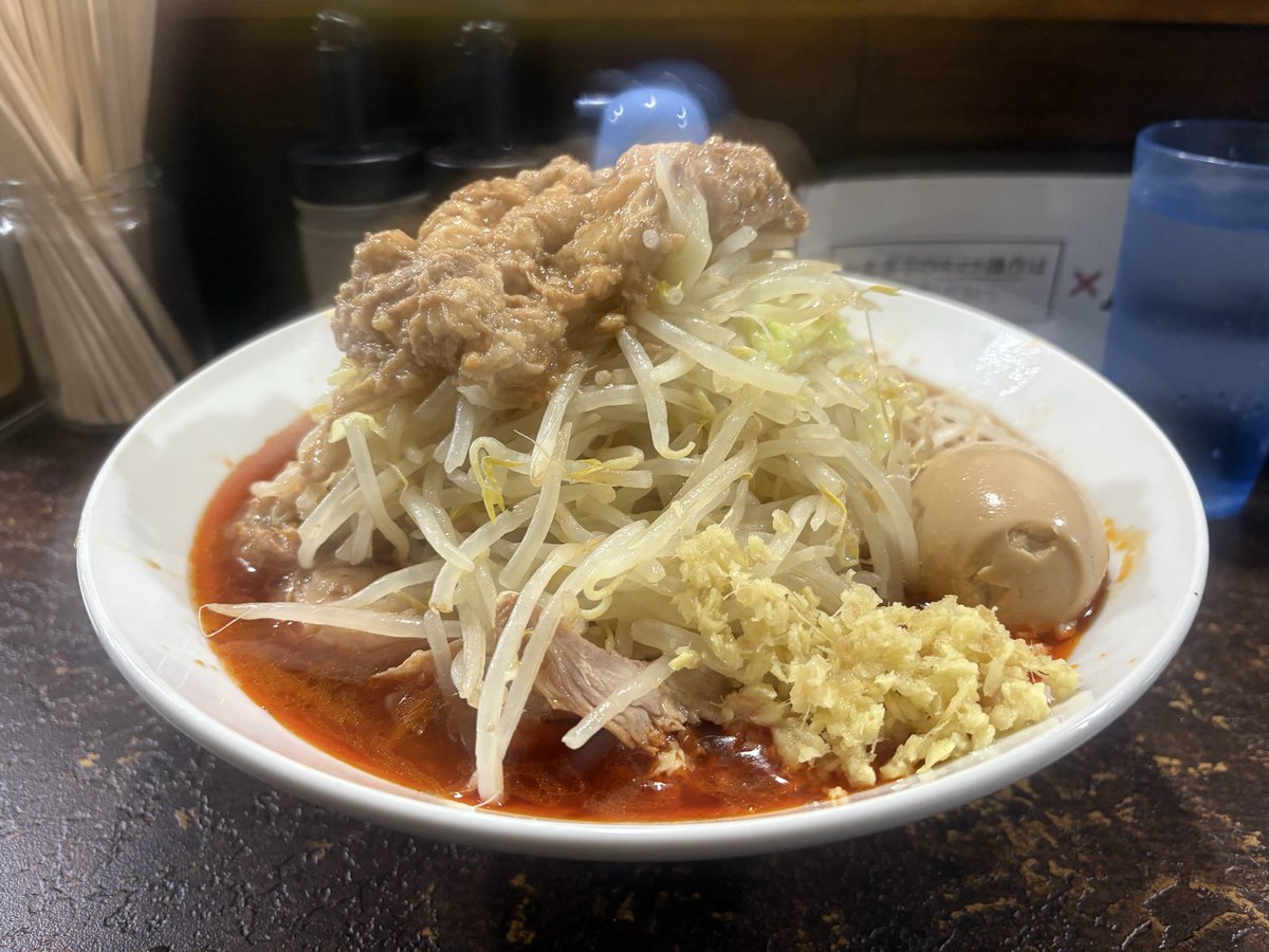 marusan83140372's tweet photo. ぶたけん。チャージwww

あかいらーめん(ｶﾗｻﾋｶｴﾒﾔｻｲﾏｼﾏｼｱﾌﾞﾗｶﾗﾒ)+チーズ+生姜+味玉+お心遣い

昨夜、ガチさんがぶたけん。卒業と言うので急遽夜勤前に来訪。
山田さん・ガチさんコンビお任せで着丼・・・コレは美味い、間違いない！
昨夜も美味しく頂きました｡ﾟ(ﾟ´ω`ﾟ)ﾟ｡ https://t.co/8KJMtn69bX