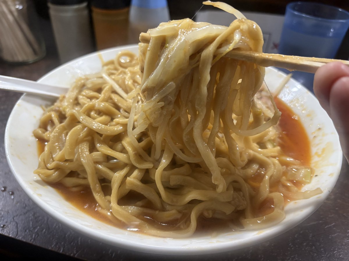 marusan83140372's tweet photo. ぶたけん。チャージwww

あかいらーめん(ｶﾗｻﾋｶｴﾒﾔｻｲﾏｼﾏｼｱﾌﾞﾗｶﾗﾒ)+チーズ+生姜+味玉+お心遣い

昨夜、ガチさんがぶたけん。卒業と言うので急遽夜勤前に来訪。
山田さん・ガチさんコンビお任せで着丼・・・コレは美味い、間違いない！
昨夜も美味しく頂きました｡ﾟ(ﾟ´ω`ﾟ)ﾟ｡ https://t.co/8KJMtn69bX