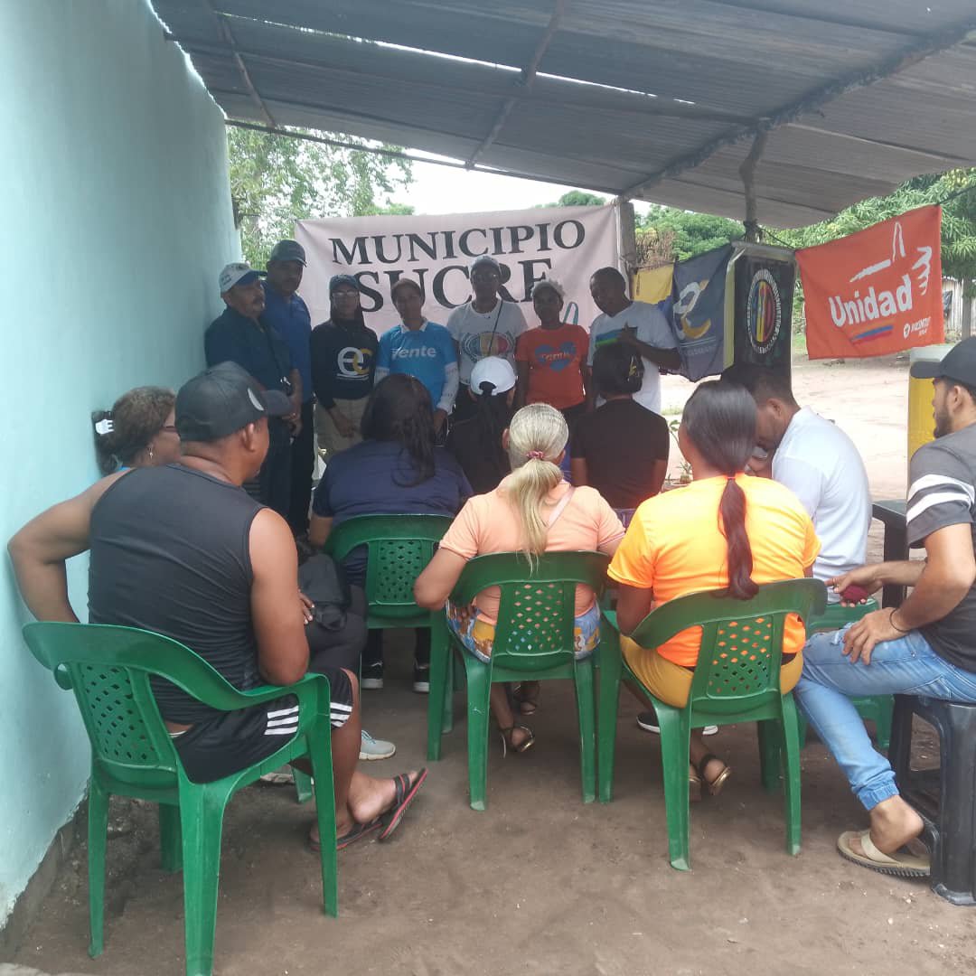 EnCiudadanoBol's tweet photo. #12Junio | Hoy juramentamos la parroquia Guarataro de la plataforma Unitaria Democrática del municipio Sucre del estado #Bolivar. Seguimos firmes en la organización de todos los venezolanos de bien en la #HojaDeRuta

#EsNuestroDeber
#ECConLaHojaDeRuta
@TonyGeara https://t.co/FxDQnRhq09