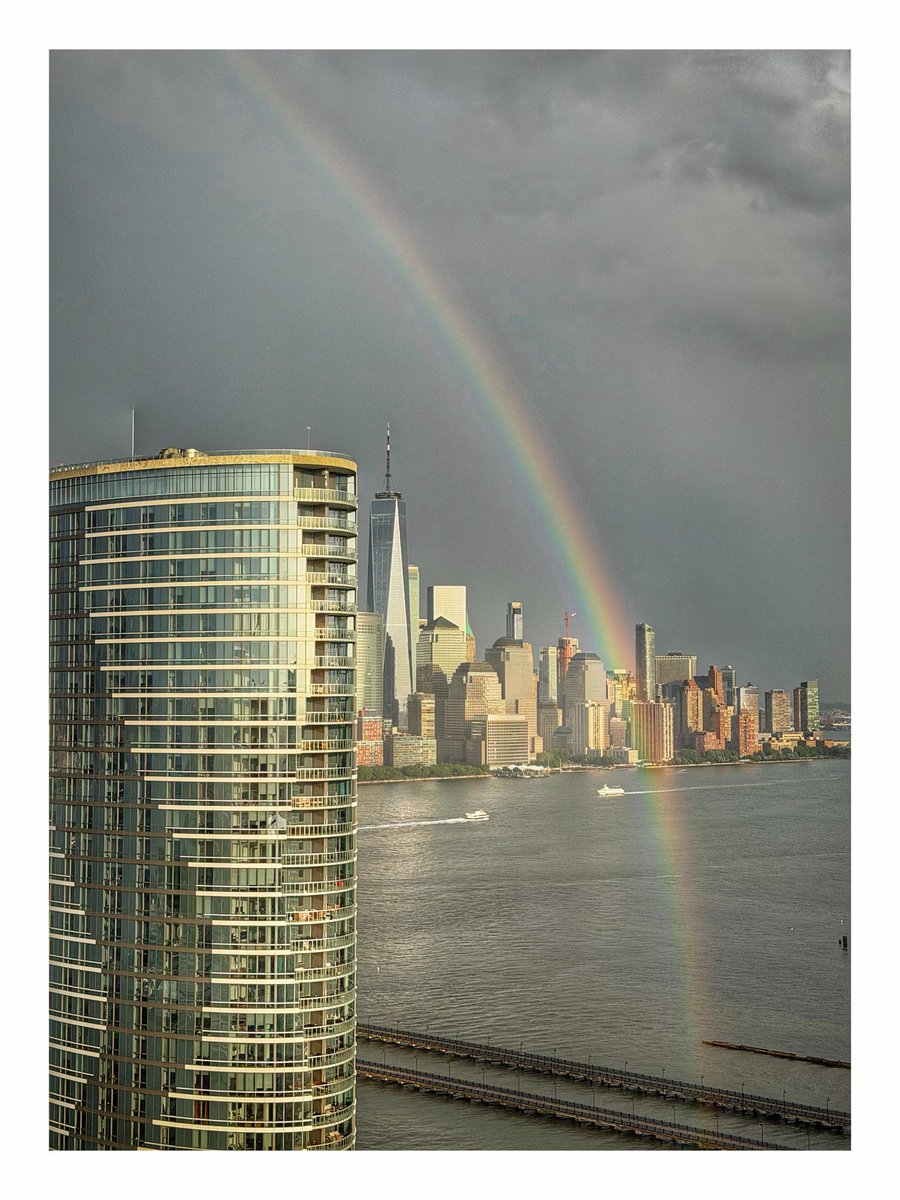 philvenables's tweet photo. Post storm circular rainbow over Manhattan. https://t.co/CkvdPLcmUs