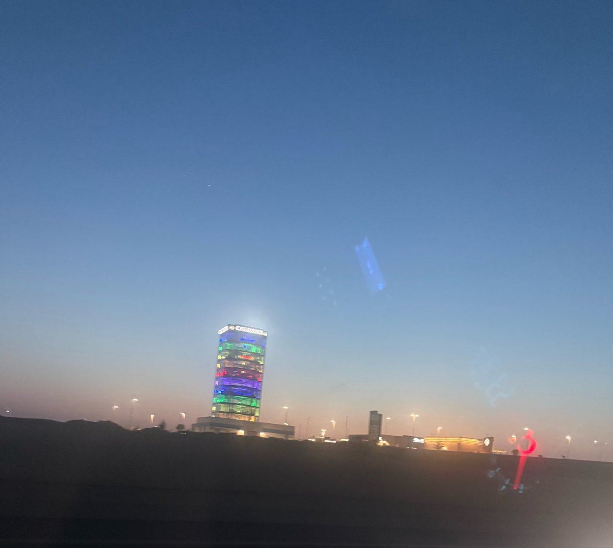 TooSpookii's tweet photo. The carvana tower was rainbow for a few nights but they changed it
Carvana, bring back the rainbow vending machine 

Sorry about the bad pictures. I was going like 75 mph and couldn’t look https://t.co/fTlVXo0jUL