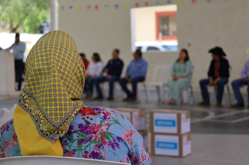 GobiernoEdoChih's tweet photo. En Chihuahua seguimos acercando apoyos que fortalecen la alimentación y generan más oportunidades para las familias. 

A través de NutriChihuahua llevamos paquetes alimentarios, apoyos para comedores escolares y herramientas para actividades agropecuarias a las comunidades de Uruachi.

Seguimos trabajando para fortalecer la alimentación de las familias y respaldar la producción local en las regiones que más lo necesitan.

#CuentaConmigo