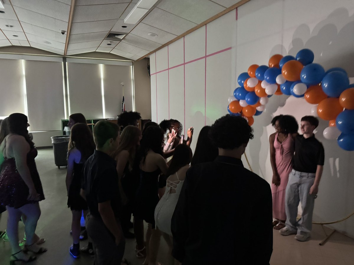 dziegler15's tweet photo. 8th grade dances at all four Lpool middle schools this evening!  Such excitement and fun had by all! Grateful for the staff, PTOs and families who make these important milestones memorable! 🧡💙 https://t.co/t5PjLu9jBe