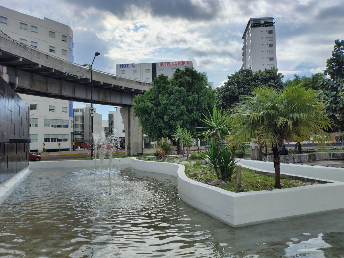 ParquedelAngel's tweet photo. @pepechedrauimx @Servicios_Pub @ClementeGomezM Se debe decir lo bueno. Son la administración que más ha estado en éste Parque.

Tienen la Fuente ⛲💦 bonita, pastito podado, Alumbrado bien, basureros vaciados. Gracias! https://t.co/f0LrphsdOY