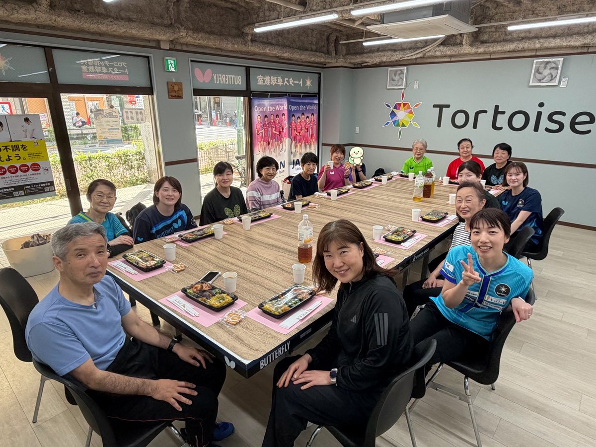 Tortoise_2023's tweet photo. 新加入した鈴木李茄コーチによる講習会を開催しました✨

内容は両ハンドドライブ🏓
試合でもよく使う技術ですが、回転がかからず苦戦される方も多いのではないでしょうか💦
今回は鈴木コーチに回転のかけ方のコツを教えてもらいました🔄

終了後は皆さんでお弁当も🍱
ありがとうございました！ https://t.co/syyZ8Yaw1t