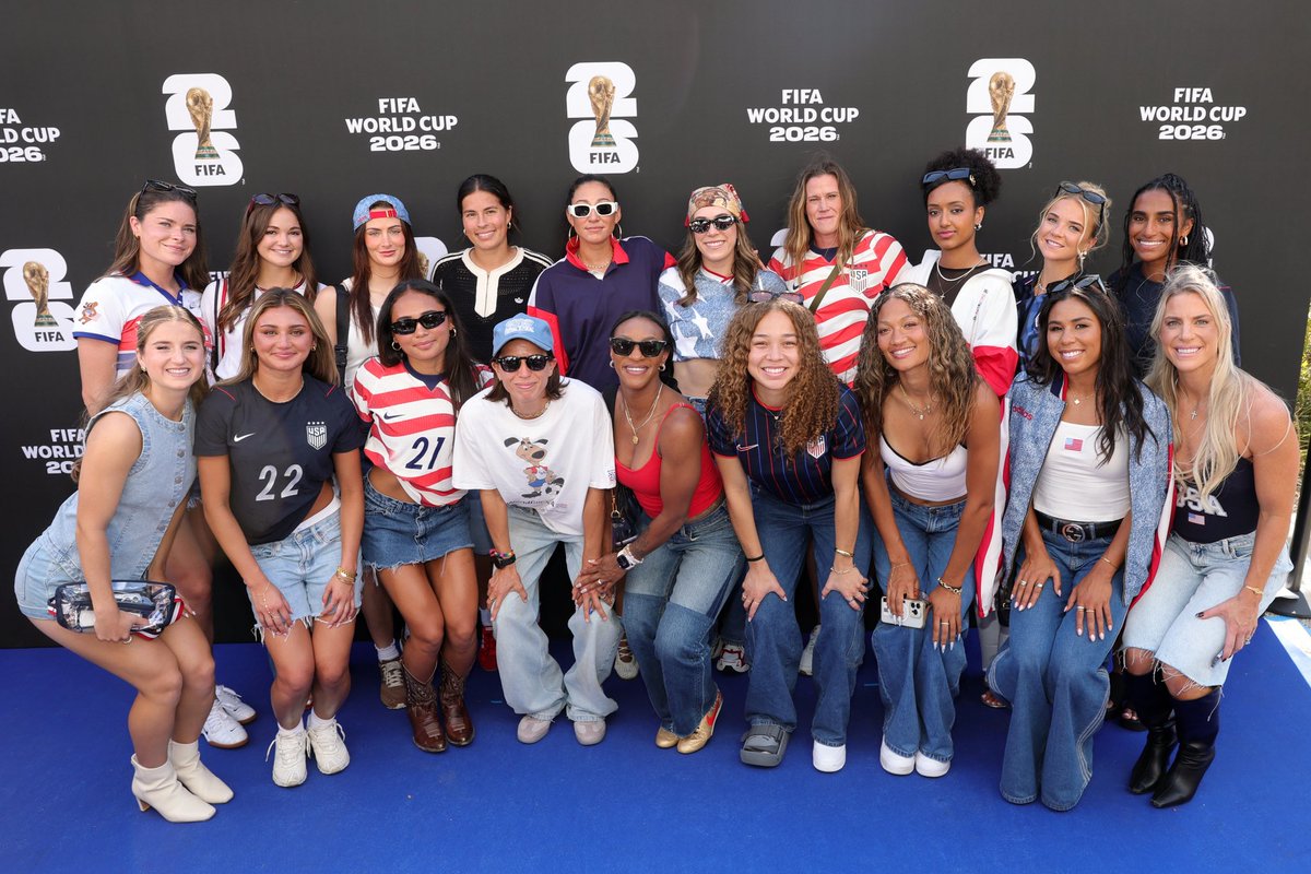 USWNT's tweet photo. So ready to cheer on the @USMNT 👊 https://t.co/Lmqflh2PHj