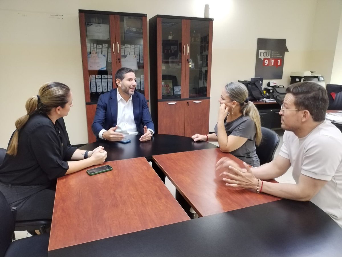 ECU911_'s tweet photo. #Guayaquil | El Director General del #ECU911, @JCPaladines, recibió la visita de #NailaQuintana, asambleísta por la provincia del #Guayas.

Durante el encuentro, desarrollado en las instalaciones del ECU 911 Samborondón, se abordaron temas relacionados con la seguridad ciudadana, así como el modelo de gestión para la coordinación y atención de emergencias a nivel nacional.