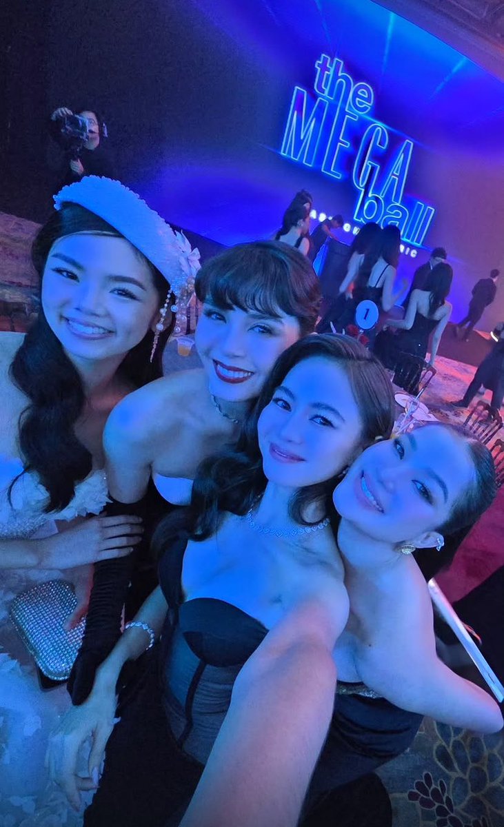 kdm_95's tweet photo. yes girls ~ 🩵✨ https://t.co/4nSb3PnDZC