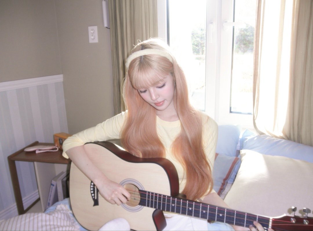 guulalyy's tweet photo. kalo di au dia bakal jadi karakter yang menggambarkan cewe lembut yang cinta banget ama musik danpunya suara bagus, sering diminta untuk nyanyi setiap acara sekolah dengan gitar kesayangannya. punya pacar yang academic achiever parah dan diidolakan banyak cewe di sekolah https://t.co/2KNqskGUpW