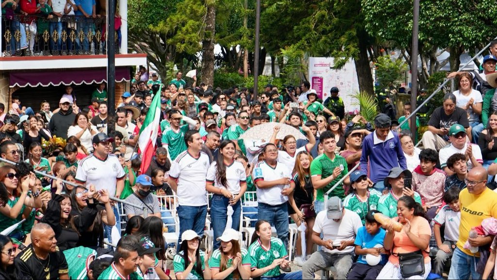 LasVoces_Edomex's tweet photo. 🇲🇽 🏆⚽️ Ixtapan de la Sal demuestra que cuando se trata de apoyar a México, la pasión no tiene límites.

#IxtapanDeLaSal #DestinoFutbolero #SeleccionMexicana #Mundial2026 #EstadoDeMexico #JessicaRosalio #ViveCadaGol #OrgulloMexican https://t.co/nczpiog7ge