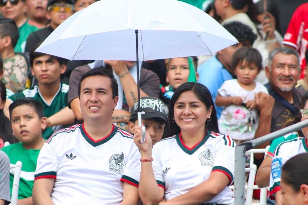 LasVoces_Edomex's tweet photo. 🇲🇽 🏆⚽️ Ixtapan de la Sal demuestra que cuando se trata de apoyar a México, la pasión no tiene límites.

#IxtapanDeLaSal #DestinoFutbolero #SeleccionMexicana #Mundial2026 #EstadoDeMexico #JessicaRosalio #ViveCadaGol #OrgulloMexican https://t.co/nczpiog7ge