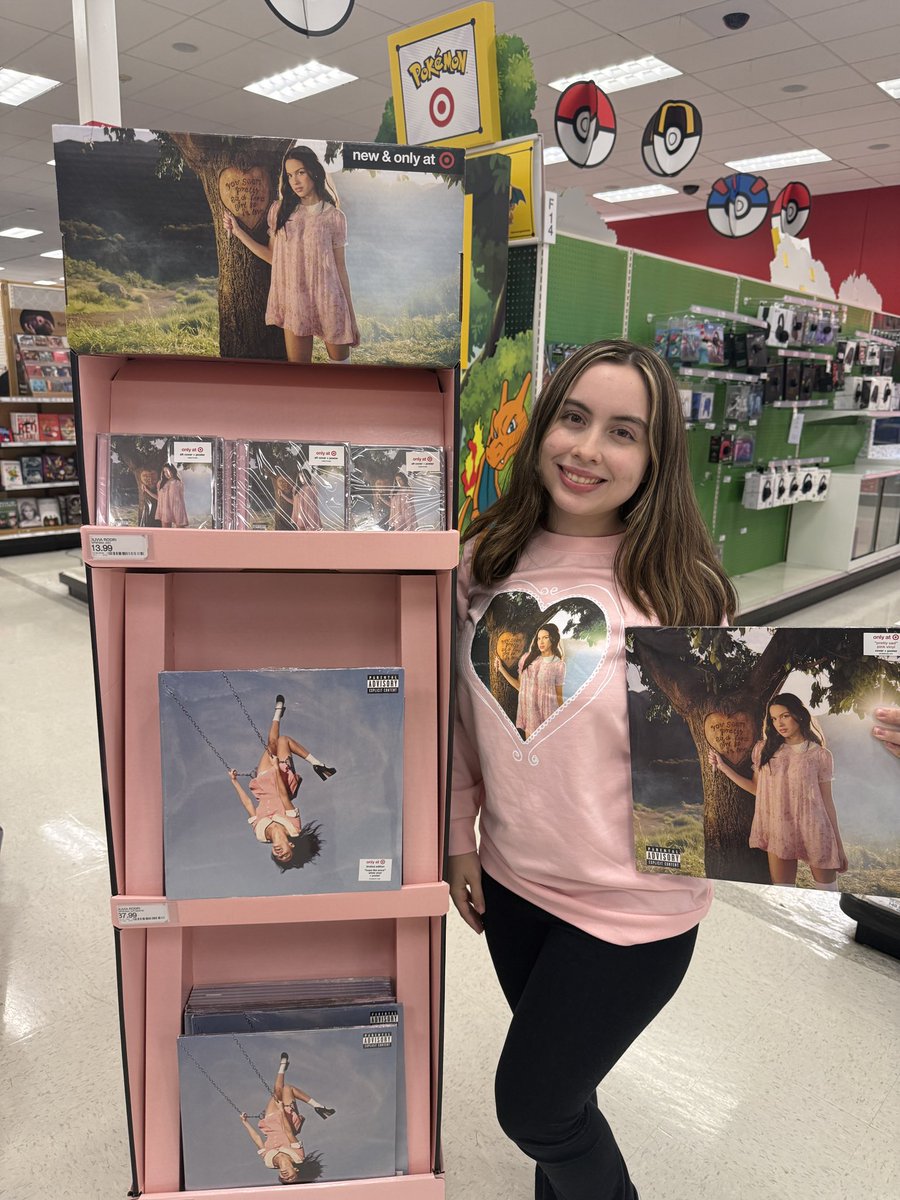 Cat_M23's tweet photo. if it’s a new liv album i WILL be at target🩷🩷. #oliviarodrigo #OR3 #youseemprettysadforagirlsoinlove @LiviesHQ @oliviarodrigo https://t.co/styKu4FOyL