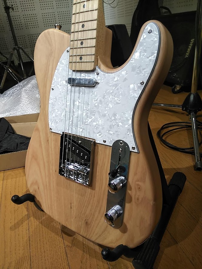 PiromagGuitor's tweet photo. K-Garegeといえば激安ギターのイメージだけど、アッシュのプロダクトは半端なかった。無垢アッシュ２ピース、切削加工の異常なまでの精度、ネックポケットきついくらいでシムなし。これで1.7K円だった。やりすぎだろー！😃電装系変えれば化けるかも😀 https://t.co/qWY04ZZ2er