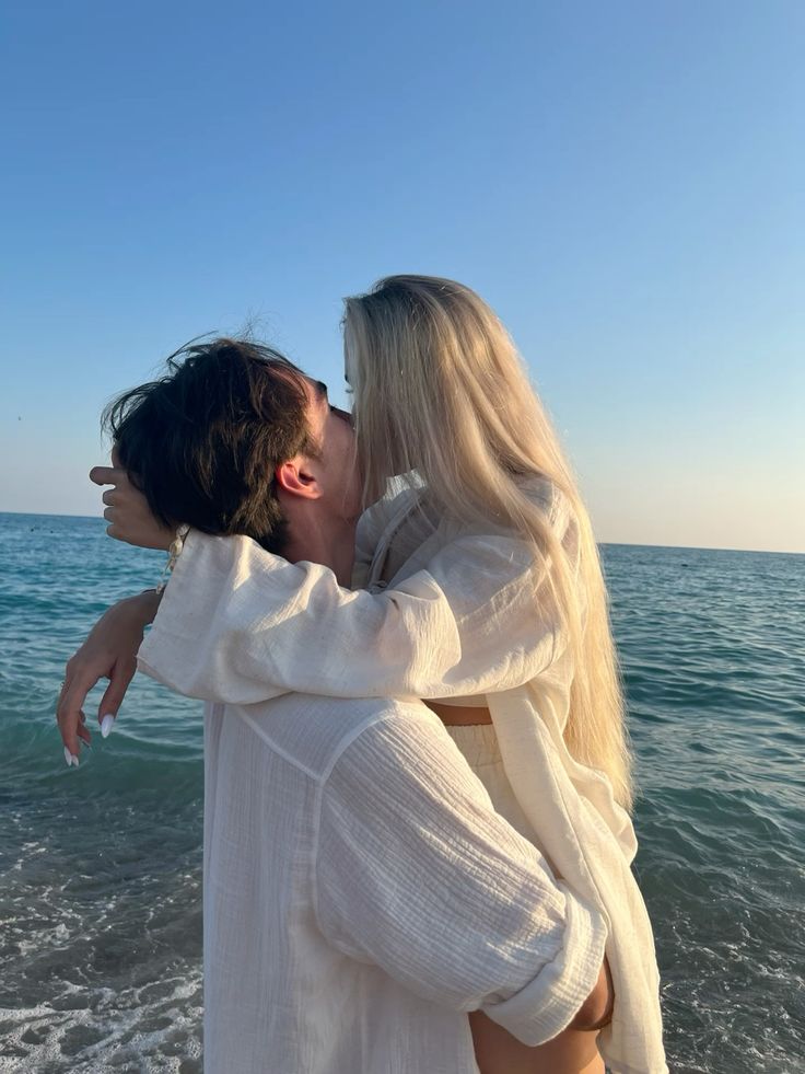 xlaralc's tweet photo. ࣪     ֶָ֢ 
          I once believed love would be (Burning red)
But it's golden
Like daylight ...💍 https://t.co/y7Vv3FvO31