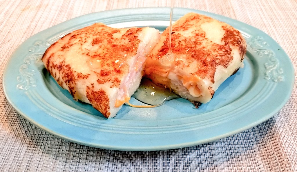 _murida_yo's tweet photo. 朝ごはんは豆腐ブリトーを食べました。蜂蜜をかけて、おいしかったです。 https://t.co/UcTNN5IUko