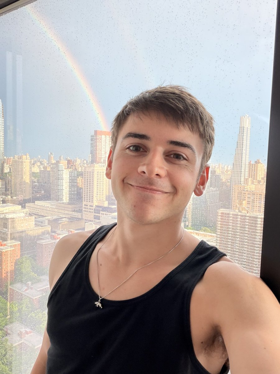 stanchrisss's tweet photo. landed in new york and the sky immediately said gay rights 😄🌈 https://t.co/WYUDpEVhLE