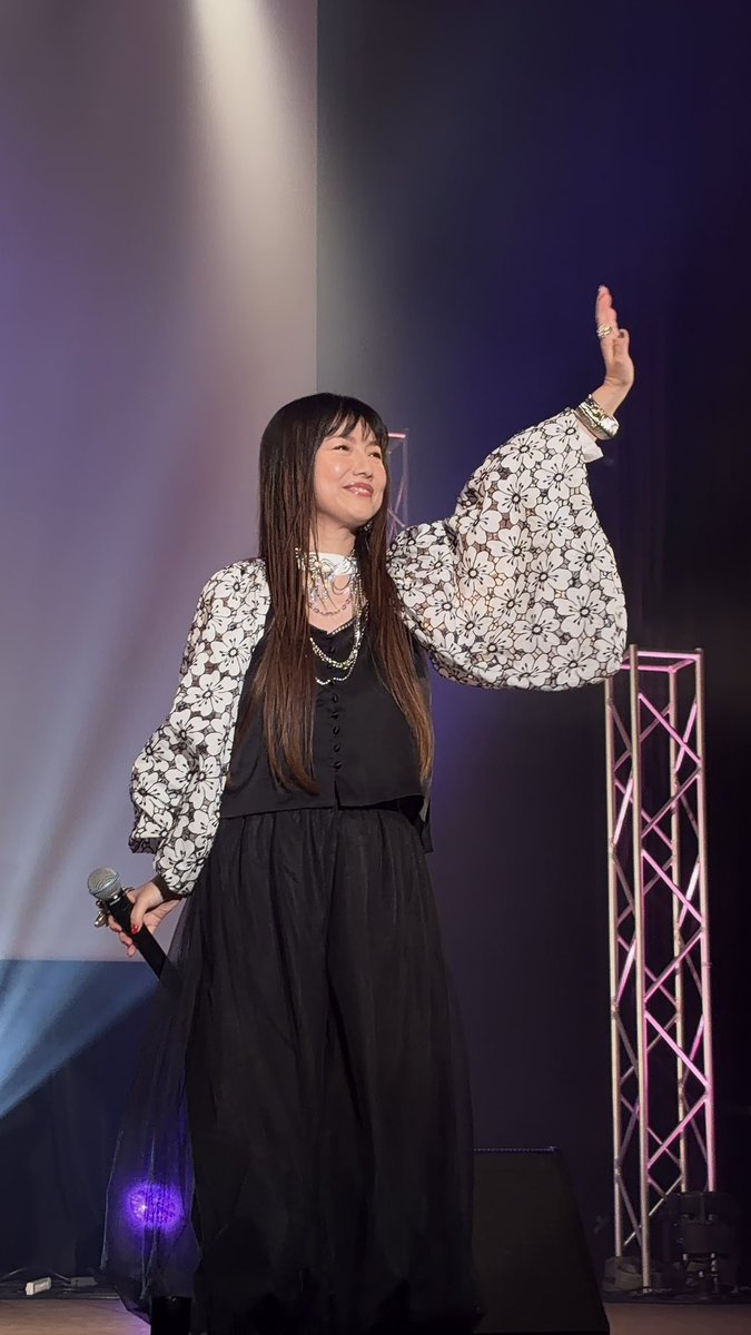 ryomantop's tweet photo. 島谷ひとみさんの生歌を初めて聴きました。
なんて透き通った透明感のある歌声…。
女性アーティストの中でも一番好きな声かもしれない✨
心に深く沁みて、帰宅した今も歌声が脳内で響いています。
最高のフェスでした！
今日・明日も開催されるので是非行ってほしい。

#島谷ひとみ
#PEACESTOCK https://t.co/07pRzcr3eL