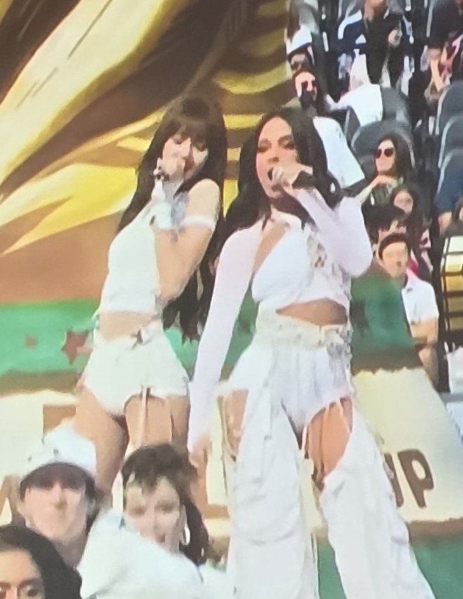 Juhocean's tweet photo. Não tava no meu bingo a Lisa e a Anitta juntas nos estragos cunidos https://t.co/bOksyyMfBB
