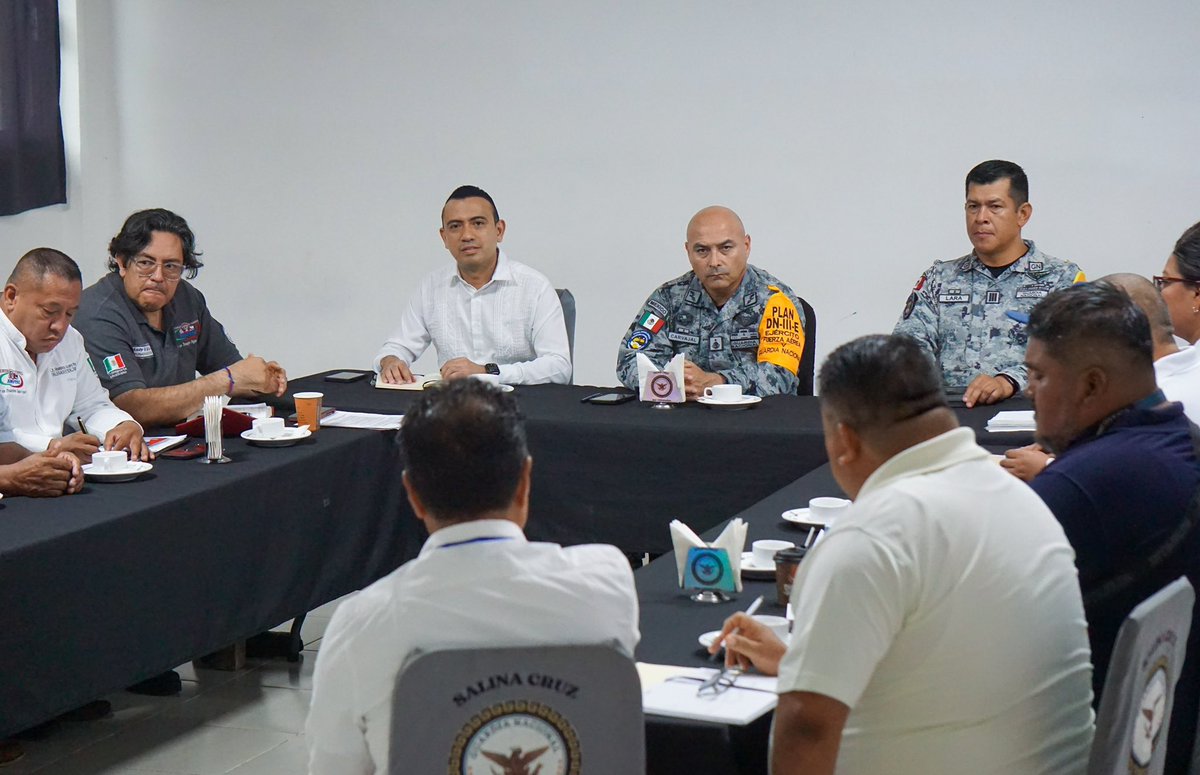 JoseCarlosFO's tweet photo. En Salina Cruz en la región del Istmo nos reunimos con los representantes de la Alianza Mexicana de Organización de Transportistas con el fin de dar el puntual seguimiento a sus solicitudes y fortalecer acciones de seguridad en carreteras. @SEGOB_mx https://t.co/5myJ1jRuC6