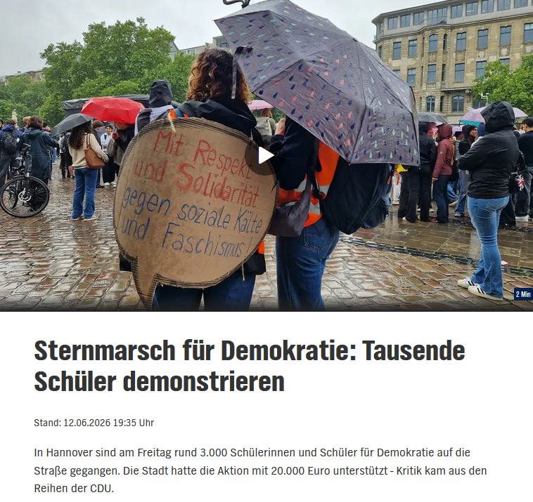 PeterBorbe's tweet photo. In sozialistischen Diktaturen kann es vorkommen, dass Schüler zu politischen Aufmärschen zusammengetrommelt werden. Langsam setzt sich das bei uns aber auch durch: In #Hannover gab es jetzt einen sog. "Sternmarsch für Demokratie", 3.000 Schüler marschierten mit, die Stadt ließ auch 20.000 Euro dafür springen, von der "Stelle für Demokratiestärkung und gegen Rechtsextremismus". Und damit schließt sich der Kreis wieder: Wenn heute irgendwer das Label "für Demokratie" verwendet, steckt in Wirklichkeit fast immer linksgrüne Agitation dahinter.
https://t.co/lWO5yBiRkx