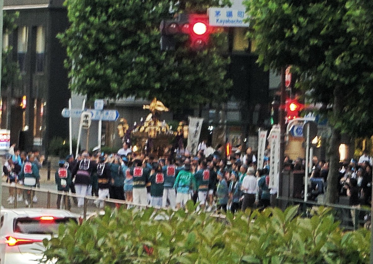 tomo472's tweet photo. 歩道を歩けないくらいで、なんとか信号を渡って避けたけど、ルートを知らないので進行方向の先に来てしまってどうしたらよいかわからず凄く怖かった https://t.co/Xdt5I4sfPV