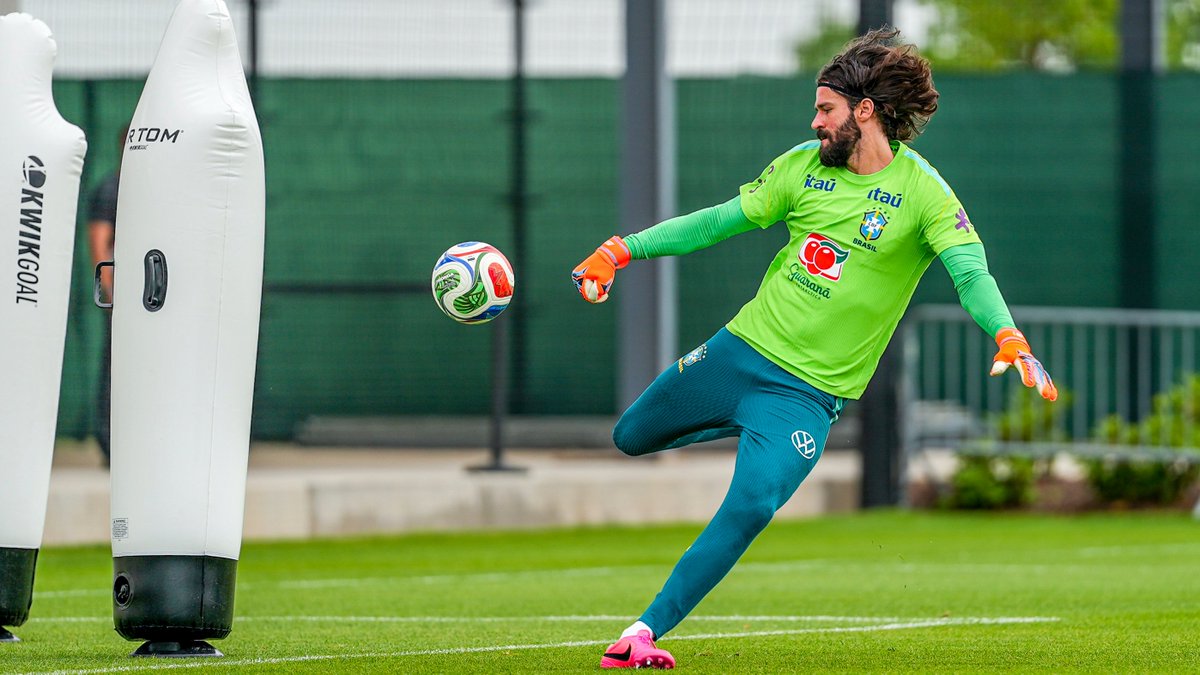SCInternacional's tweet photo. Três Copas do Mundo consecutivas. 🤩

Justo reconhecimento à qualidade de um dos melhores goleiros do planeta, o feito que Alisson Becker atingirá neste sábado é motivo de orgulho para todos os colorados e coloradas. Do início da trajetória na Escola Rubra ao brilho no time profissional, passando pela formação completa no Celeiro de Ases, o gaúcho de Novo Hamburgo sempre contou com o apoio da nossa torcida. Na luta pelo Hexa, estaremos ao teu lado mais uma vez, paredão. 🇦🇹🤝🇧🇷

VAMOS! ❤️💚

📸 CBF