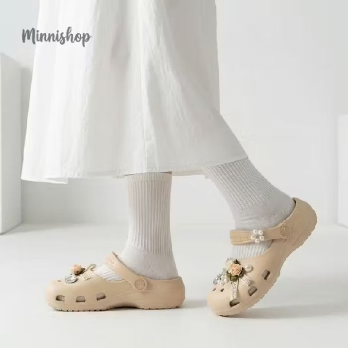 lucuiimutt's tweet photo. Luuucccuuuuu banget sandalnyaaaaa🥰
Bahannya karet, empuk, nyaman. Kena air juga oke, jadi bisa buat menerjag hujan 🤭✨🩰 https://t.co/5joOw84IG1
