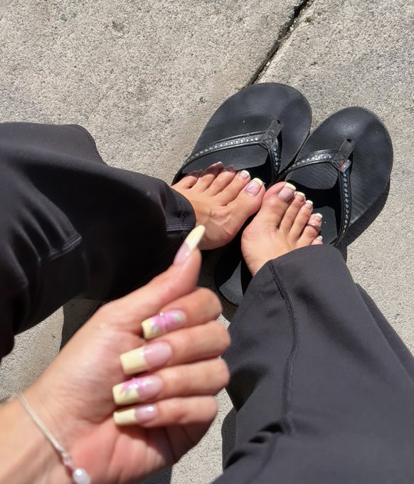 Kala 👽 - 2 pic. Face & Feet today 🩷😋 https://t.co/xu7OjgC8DJ