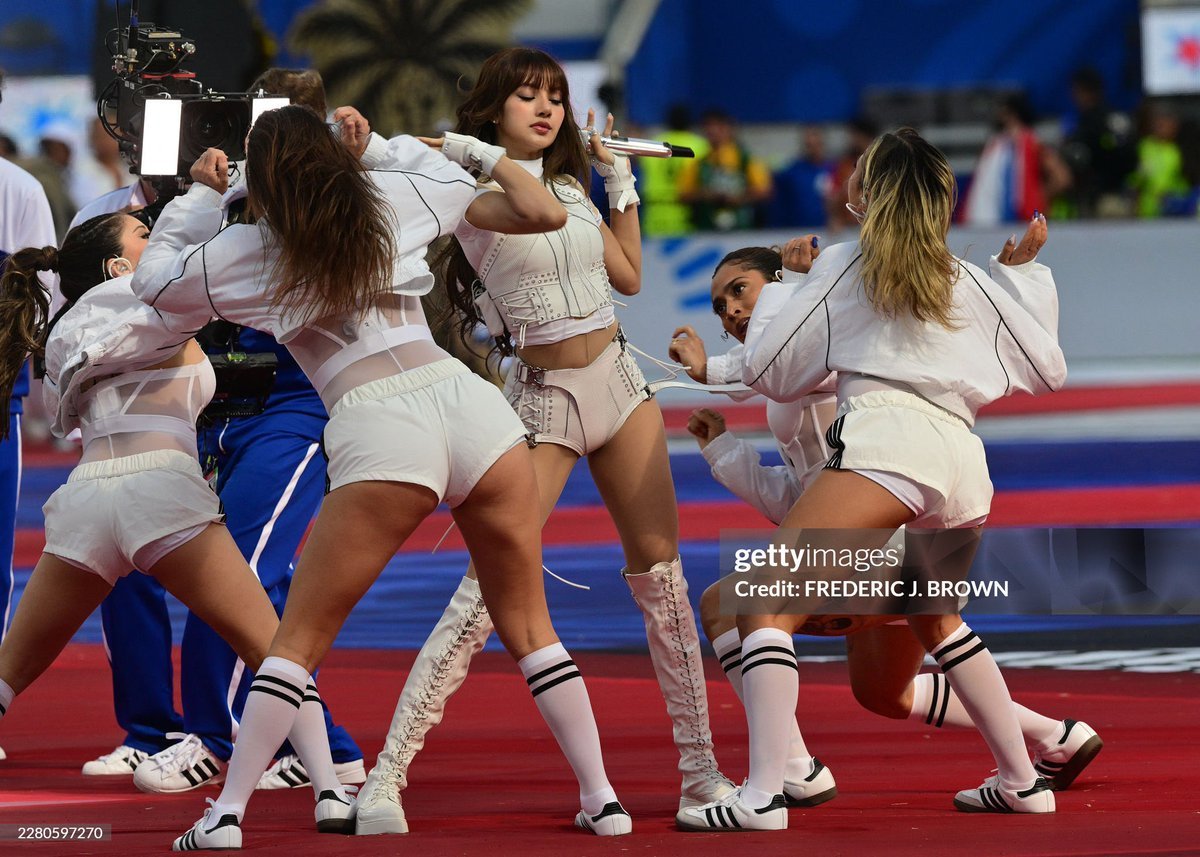 BLACKPINKGLOBAL's tweet photo. #LISA adds another iconic milestone to her career, opening the 2026 @FIFAWorldCup with “Goals” alongside Anitta and Rema.

LISA OPENING CEREMONY
#LISAxGOALS
#LISAxFIFAWorldCup @wearelloud
@BLACKPINK https://t.co/XH3PSPVD5S