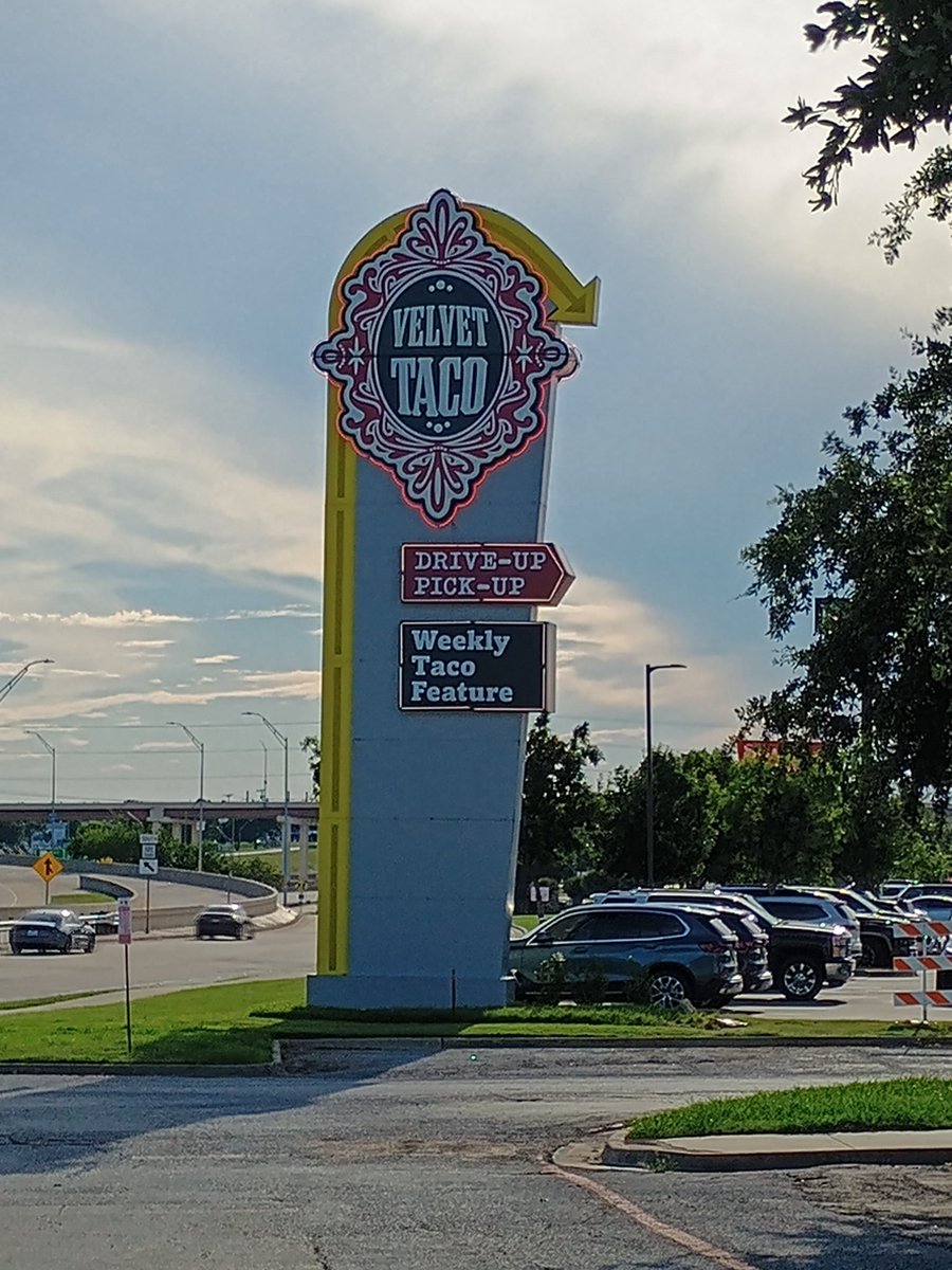 thunderpusss's tweet photo. Kinda disappointed this isn't a strip club 🤷‍♀️ https://t.co/nR48vBIUaK
