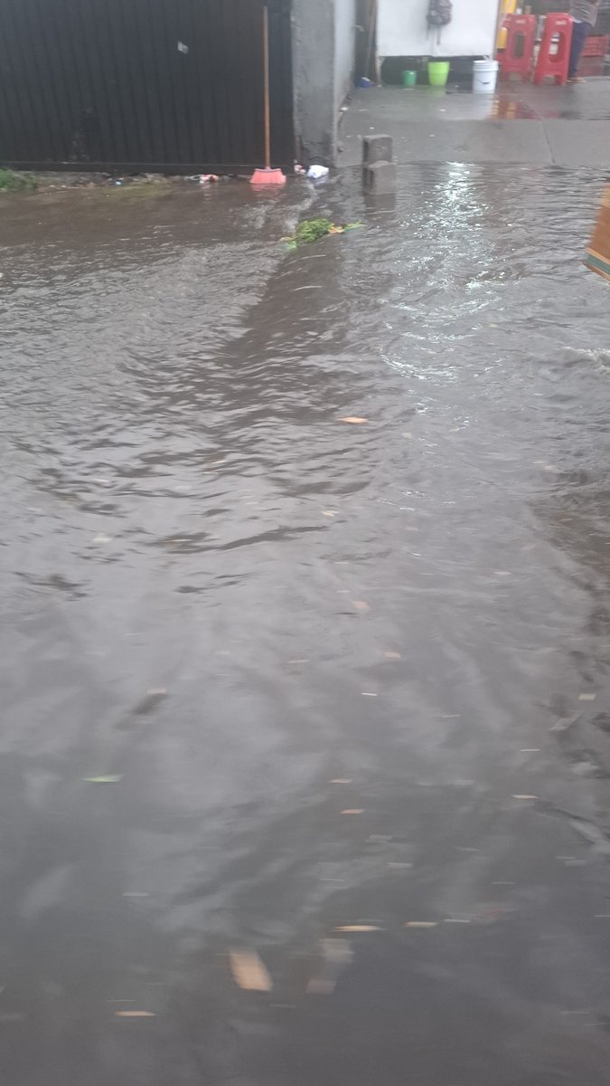 Bartoluchi58's tweet photo. Apoyo en la zona de Huipulco! Tren ligero, calzada de Tlalpan y calles aledañas están con encharcamientos hasta las rodillas 
@TlalpanAl https://t.co/d7ncChnXgq