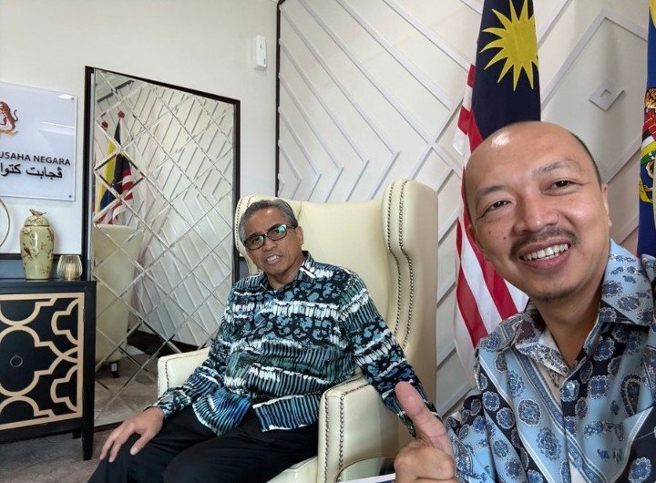 amer7211's tweet photo. Dua gambar yang aku nak tanya pada
Ketua JKOM @syam_ghaz. 

Jumpa KSN hari tu ada tanya pasal keputusan Lembaga Disiplin Jawatankuasa Siasatan Azam Baki tak? Janji nak umum tapi dah nak masuk 3 bulan buat pekasam? 

Hari tu isytihar nak benam akaun2 fake. Tu belakang tuan ada sorang (@taufiqiskandar_) guna title Dato' fake kira cemana?

Rakyat melihat ok! 🫵🏻