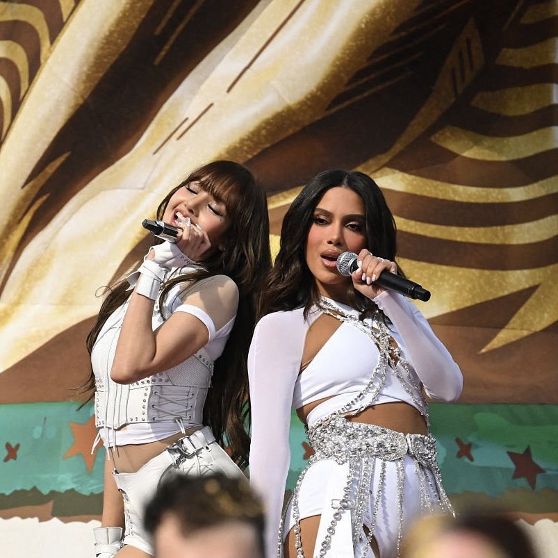 funkxstar's tweet photo. lisa &amp; anitta, as mães de uma nação! https://t.co/3G7BWWDk46