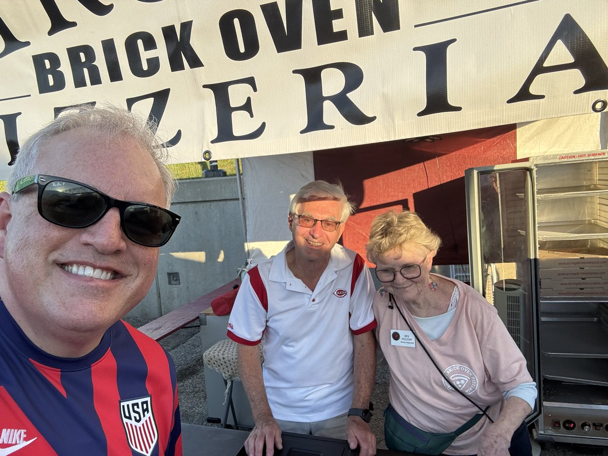 cincygreghoodin's tweet photo. Next stop a little cool refreshing drink of lemonade to go with a #fridayslice from strongs in pepperoni form ‘cause, you know . It CAN be a slice night AND a sketti night at #Newportitalianfest #eatcincy #cincyeats #dinelocal #allforcincy #todoporcincy #cincyvibes #BearcatVibes #fridayvibes