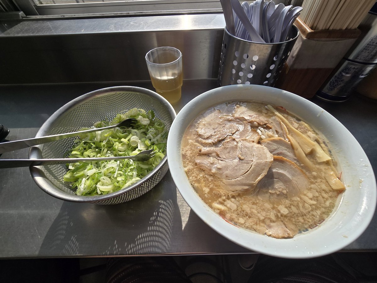 Camel0322's tweet photo. ホープ軒　千駄ヶ谷店
チャーシュー麺
麺硬め
やっと来れた～～😆
1階は満席の為2階へ～
1階は立ち食いだが2階は座って食べれるし景色も最高～👍
ネギは無料で入れれるので有難いし豚骨系のラーショ背脂ラーメンでかなり旨い✨️😆✨
朝から旨いラーメンごちそうさまでした🙏🙏🙏 https://t.co/g3bQLzVd3o