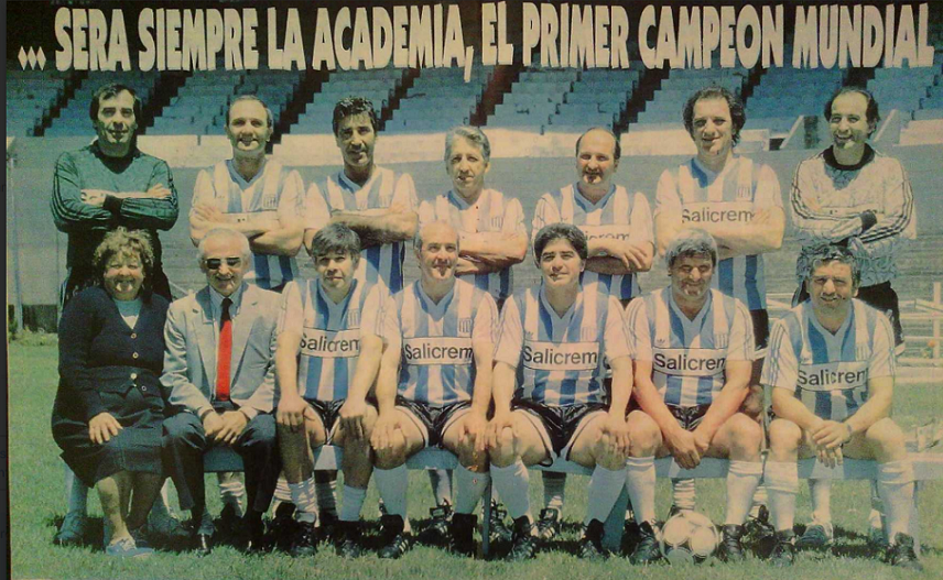 diegodeolivos's tweet photo. Se hicieron en noviembre de 1990 las fotos, se cumplían 23 años del Racing campeón del Mundo, justo renunciaba Chabay como dt de Racing en esos días, no está en la foto, el Coco había sido designado dt de la Selección y Perfumo a comienzo de enero de 1991 sería nuevo dt de Racing https://t.co/zUGGism8S0