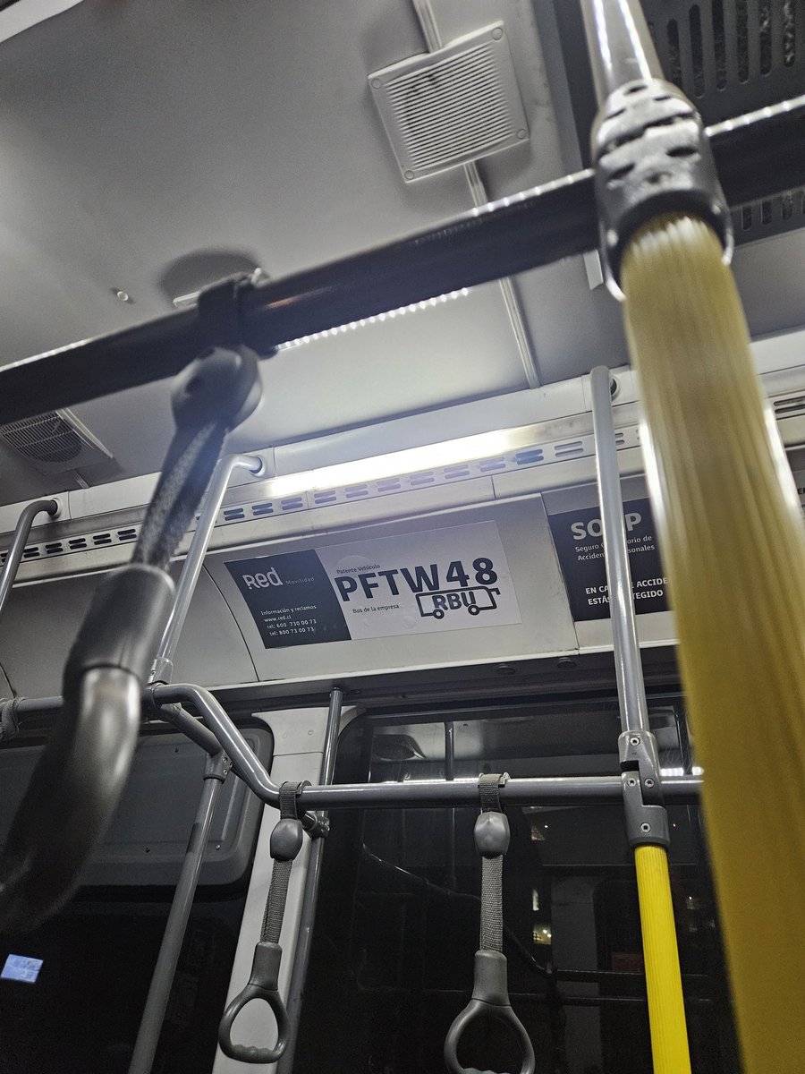 danicastr0a's tweet photo. @Red_Movilidad Hola!!! solo dejar en evidencia al conductor que me cerró la segunda puerta de la micro en la cara, cuando esta tiene segundo validador tiene el objetivo no solo de ayudar a las personas con movilidad reducida sino que también evitar la evasión. PFTW48 PPU https://t.co/yyted55Pad