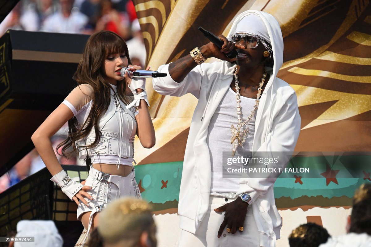 LaliceUpdates's tweet photo. #LISA with Rema ⚽️

@wearelloud @FIFAWorldCup
 
LISA OPENING CEREMONY
#LISAxGOALS 
#LISAxFIFAWorldCup https://t.co/aCBK5Eb98y