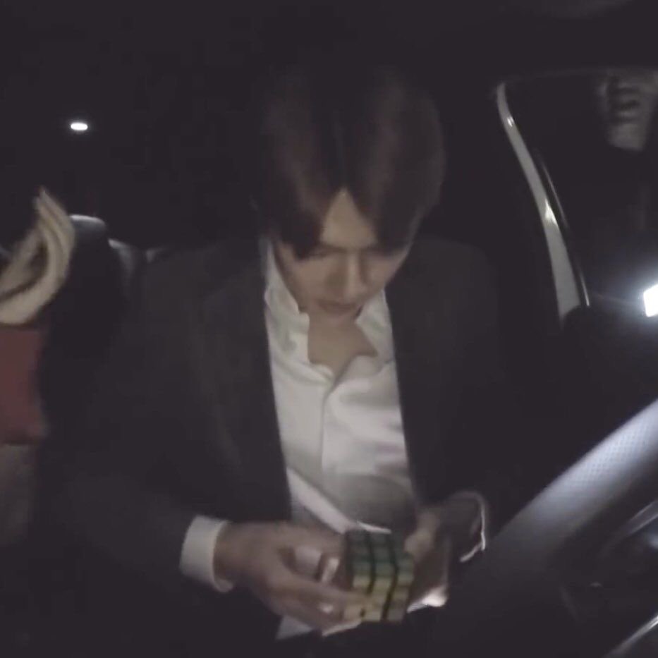 mlojv7's tweet photo. 잠복수사 중에 큐브 만지는 형사 https://t.co/jjcJltEuMl