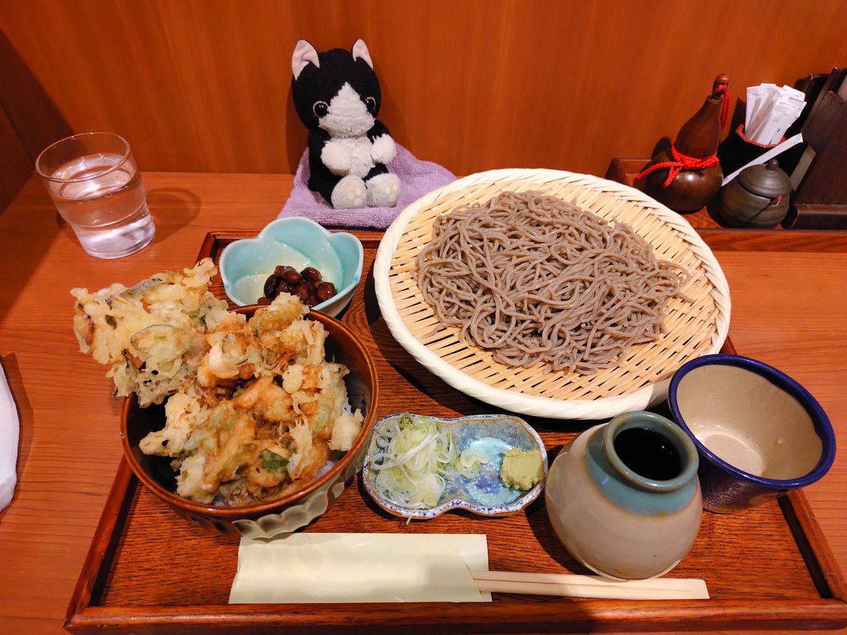 jasper_mint's tweet photo. 小柱かき揚げ天丼とおそばのセットだよぉ #モコモフ・オソバスキー https://t.co/1hG7XFwiBD