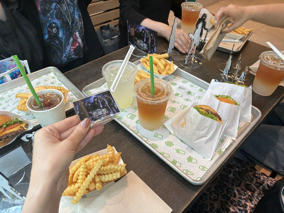 Motoponnu's tweet photo. 怒華雪さん！！SHAKE SHACK入ったよ！！！

 #怒華雪 https://t.co/pCo5JpoibX